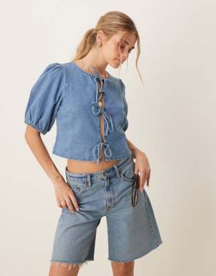 ASOS DESIGN - Weiches Jeans-Oberteil in mittelblauer Waschung mit gebundener Vorderseite