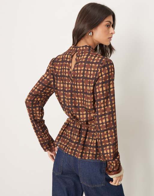 ASOS DESIGN – Weiches, kariertes Oberteil mit Wasserfallausschnitt und gebundener Taille, 4 von 4