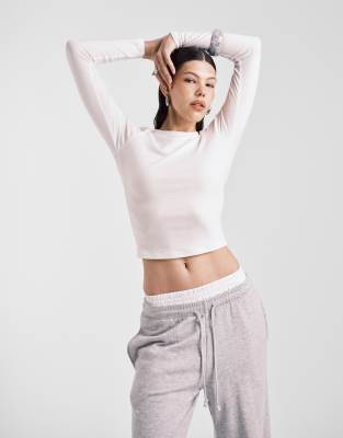 ASOS DESIGN - Weiches, knappes, langärmliges T-Shirt in Creme-Weiß
