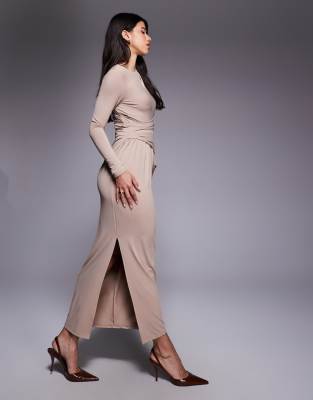 ASOS DESIGN - Weiches, langärmliges Maxikleid in Cappuccino mit Drapierung-Brown