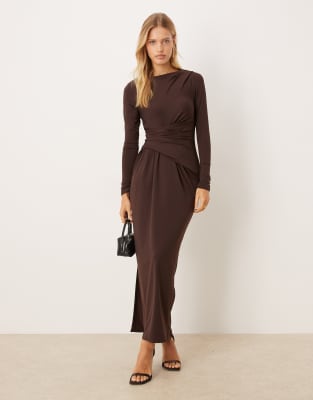 ASOS DESIGN - Weiches, langärmliges Maxikleid in Schokobraun mit Drapierung-Brown