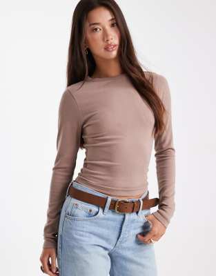 ASOS DESIGN - Weiches, langärmliges T-Shirt in Mokka mit knappem Schnitt-Brown