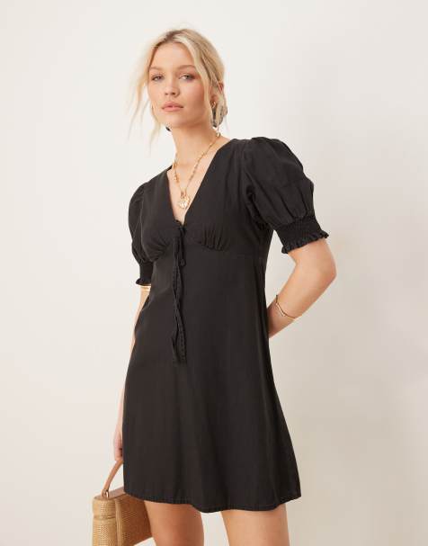 ASOS DESIGN – Weiches Mini-Jeanskleid in schwarzer Waschung mit Puffärmeln und Rüschen - view 1