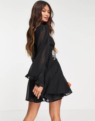 ASOS DESIGN – Weiches Mini-Skater-Kleid im Godet-Design in Schwarz mit  Stickerei und ausgestellten Ärmeln | ASOS