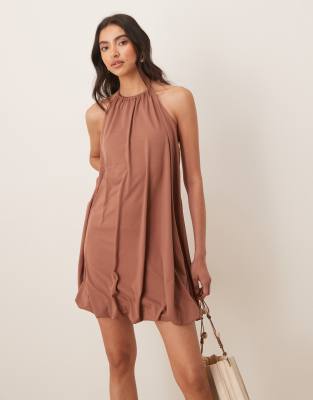 ASOS DESIGN - Weiches Minikleid in Mokka mit Neckholder-Ausschnitt-Braun