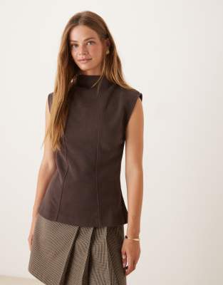 ASOS DESIGN - Weiches Schößchen-Tanktop in Schokobraun mit U-Boot-Ausschnitt und Ziernaht-Brown