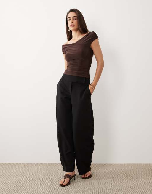 ASOS DESIGN – Weiches, schulterfreies Oberteil in Schokobraun mit geraffter Schulterpartie, 3 von 4