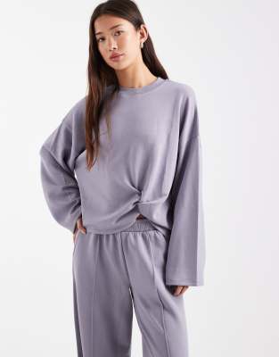 ASOS DESIGN - Weiches Sweatshirt aus Cupro in Grau mit Knoten-Detail vorne