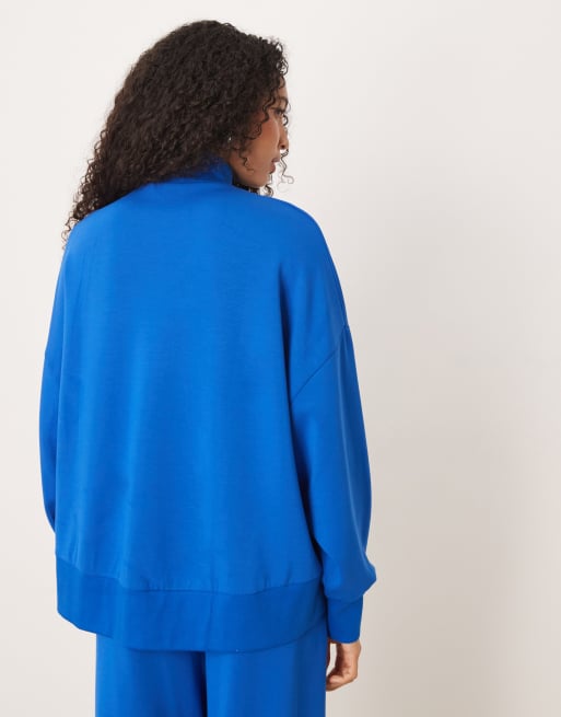 ASOS DESIGN – Weiches Sweatshirt aus Cupro in leuchtendem Blau mit Trichterkragen, 4 von 4