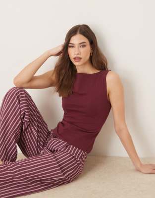 ASOS DESIGN - Weiches Tanktop in dunklem Kirschrot mit U-Boot-Ausschnitt