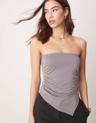 ASOS DESIGN - Weiches, trägerloses Oberteil in Schiefergrau mit gerafften Seiten und asymmetrischem Saum