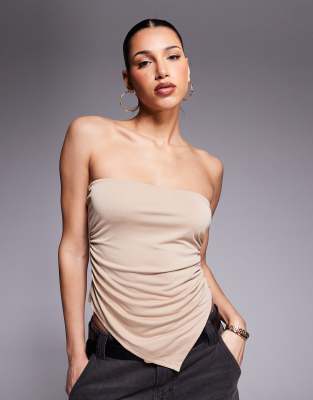 ASOS DESIGN - Weiches, trägerloses Oberteil in Steinbeige mit gerafften Seiten und asymmetrischem Saum, Kombiteil-Neutra...