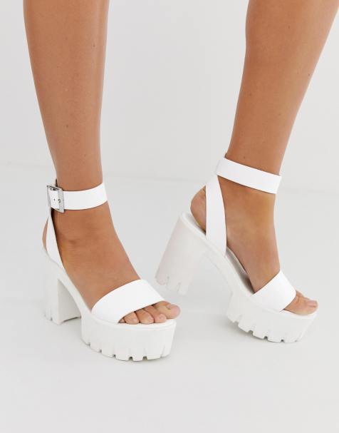 ASOS DESIGN – Weiße Sandalen mit auffälliger Plateausohle und Absatz