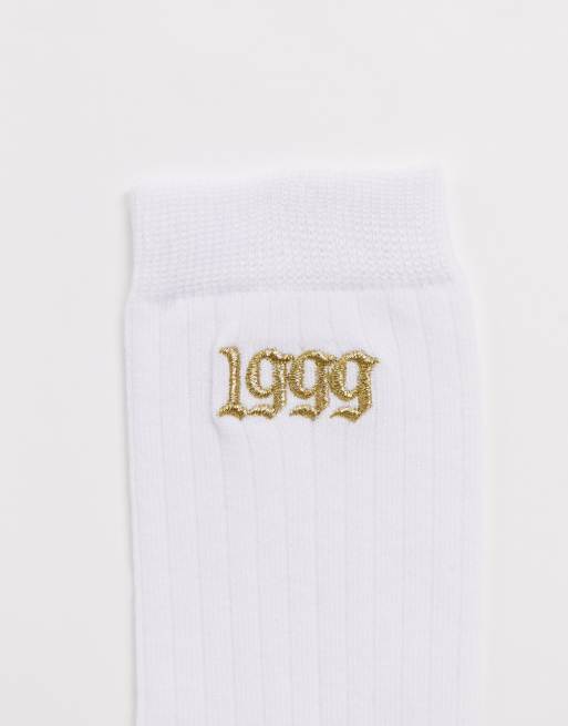 ASOS DESIGN – Weiße, wadenlange Socken mit „1999“-Stickerei in Gold, 2 von 3
