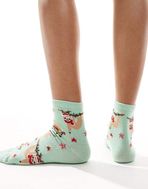 ASOS DESIGN – Weihnachten – Knöchelhohe Socken in Grün mit Faultier-Muster, 2 von 4