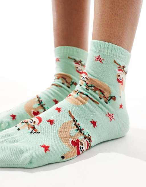 ASOS DESIGN – Weihnachten – Knöchelhohe Socken in Grün mit Faultier-Muster, 3 von 4