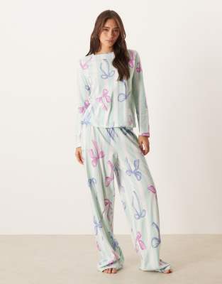 ASOS DESIGN - Weihnachten - Pyjama aus langärmligem Oberteil und Hose in blau gestreift mit Schleifenmuster-Weiß