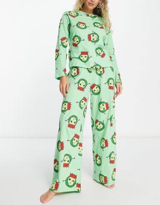 ASOS DESIGN - Weihnachten - Pyjama aus langärmligem Oberteil und Hose in Grün mit Rosenkohl-Design