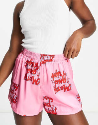 ASOS DESIGN - Weihnachten - Schlafanzug-Boxershorts aus rosa Satin mit „Merry & Bright"-Schriftzugmuster