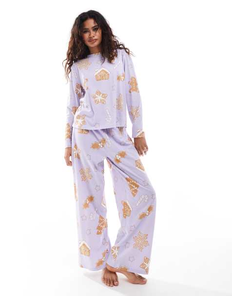 ASOS DESIGN – Weihnachtlicher Pyjama aus langärmligem Oberteil und Hose in Lila mit Lebkuchen-Muster - view 1