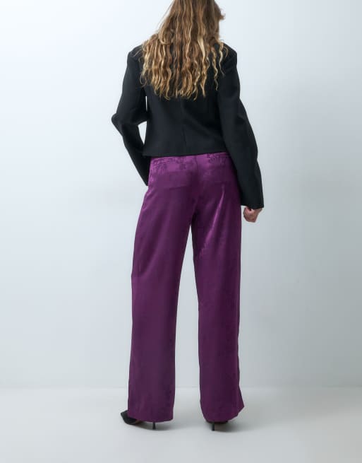 ASOS DESIGN weit geschnittene Anzughose mit Bundfalten aus violettem Jacquard, 4 von 5
