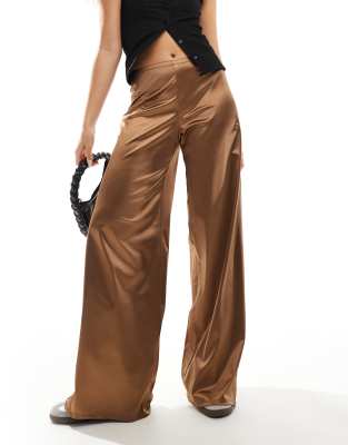 ASOS DESIGN - Weit geschnittene Hose aus Stretch-Satin in Schokobraun mit schmalem Bund-Brown