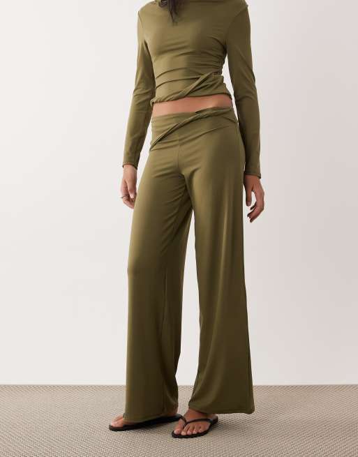 ASOS DESIGN – Weit geschnittene Hose in Khaki mit Umschlag und verdrehtem Detail, Kombiteil, 2 von 5