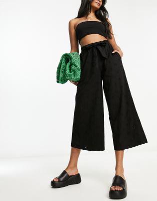 ASOS DESIGN - Weit geschnittene Hose in Schwarz mit Lochstickerei und Bindegürtel