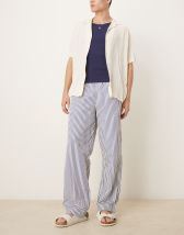 ASOS DESIGN – Silberfarbener Bandring mit verdrehtem Design