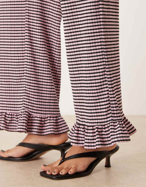 ASOS DESIGN – Weit geschnittene Hose mit Rüschensaum und Vichy-Karomuster in Schwarz und Rosa, Kombiteil, 5 von 5