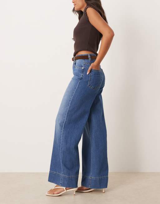 ASOS DESIGN – Weit geschnittene Jeans in dunkler, mittlerer Waschung mit Bügelfalte vorne, 3 von 5