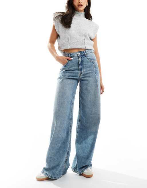 ASOS DESIGN – Weit geschnittene Jeans in heller Waschung mit Faltendetail