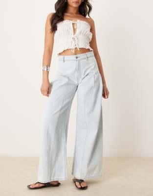 ASOS DESIGN - Weit geschnittene Jeans in heller Waschung mit Faltendetails-Blau