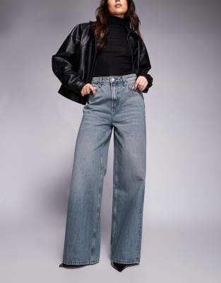 ASOS DESIGN - Weit geschnittene Jeans in verwaschenem Grau mit hohem Bund