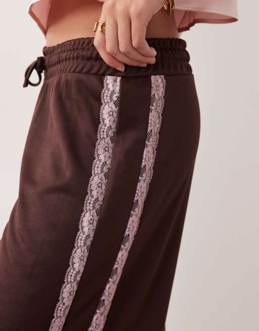 ASOS DESIGN – Weit geschnittene Jogginghose aus Trikot-Material in Schokobraun mit Spitzendetail, 3 von 5