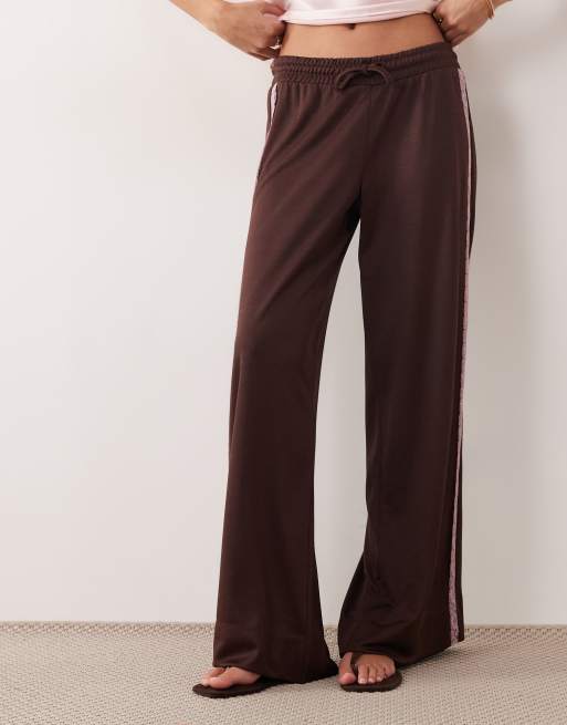 ASOS DESIGN – Weit geschnittene Jogginghose aus Trikot-Material in Schokobraun mit Spitzendetail, 4 von 5