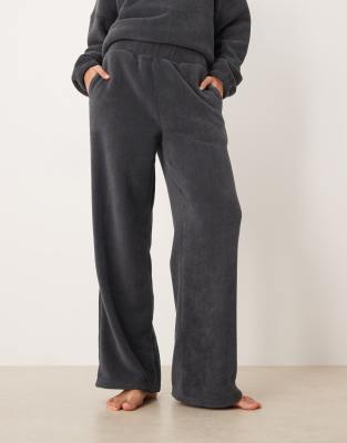 ASOS DESIGN - Weit geschnittene Lounge-Hose aus Microfleece in Anthrazit-Brown