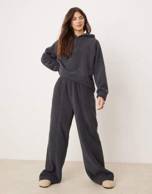 ASOS DESIGN - Weit geschnittene Lounge-Hose aus Microfleece in Stahlgrau