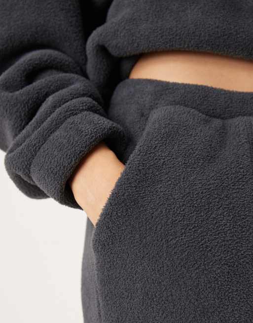 ASOS DESIGN – Weit geschnittene Lounge-Hose aus Microfleece in Stahlgrau, 4 von 5