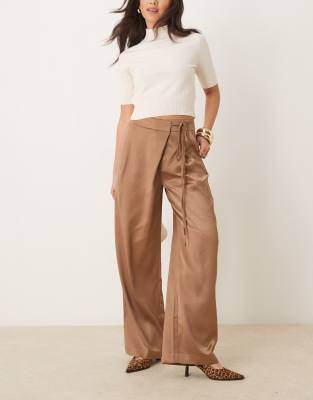 ASOS DESIGN - Weit geschnittene Satinhose in geröstetem Sand mit geschnürtem Wickeldetail-Neutral