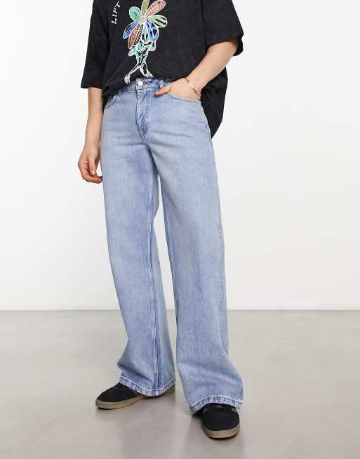 ASOS DESIGN – Weit geschnittene Schlagjeans in verwaschenem Mittelblau