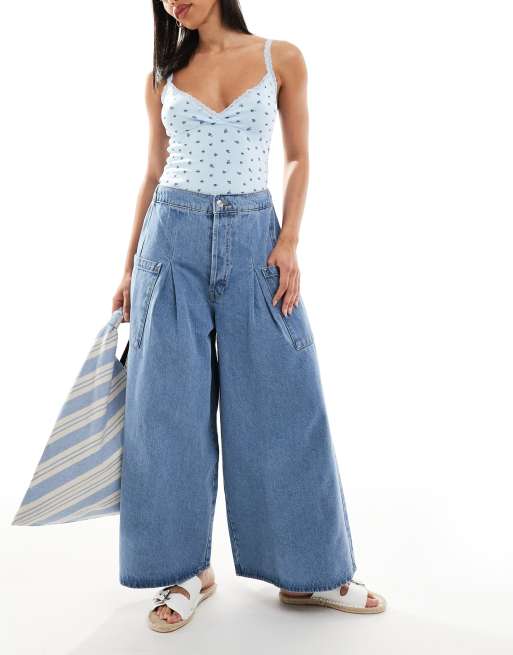 ASOS DESIGN – Weit geschnittene, verkürzte Jeans in heller Waschung mit Taschen