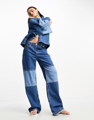 ASOS DESIGN - Weite Boyfriend-Jeans in Blau mit mittelhohem Bund und Patchwork-Muster, Kombiteil