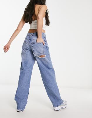 ASOS DESIGN - Weite Boyfriend-Jeans in Mittelblau mit Rissen unterm Po