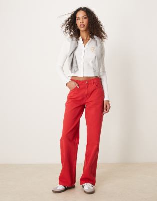 ASOS DESIGN - Weite Boyfriend-Jeans in Rot