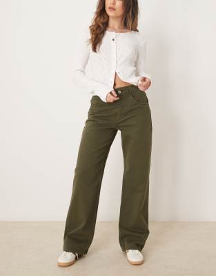 ASOS DESIGN - Weite Boyfriend-Jeans in Tannengrün