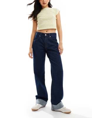 ASOS DESIGN - Weite Boyfriend-Jeans mit Saumaufschlag, Rinse-Waschung und mittelhohem Bund-Marineblau