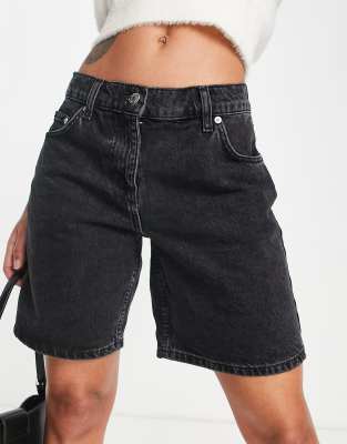 ASOS DESIGN - Weite Boyfriend-Shorts in verwaschenem Schwarz mit niedrigem Bund