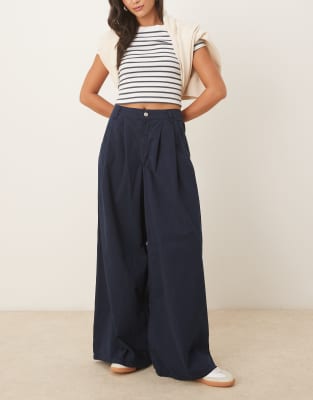 ASOS DESIGN - Weite Bundfaltenhose in Marineblau aus Baumwolle mit Papierhaptik