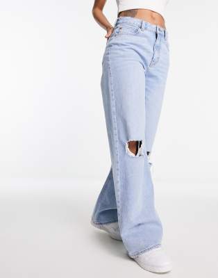 ASOS DESIGN - Weite Dad-Jeans in Hellblau mit Zierrissen